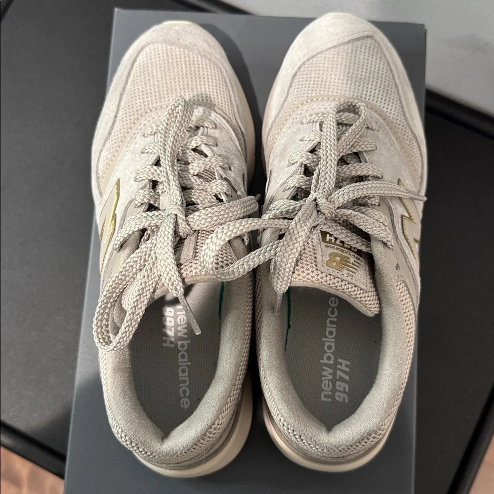 New Balance Women’s Classics 997 Sneakers in Gray and Gold Size 6 EUC with Box